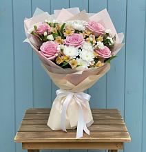 Букет цветов из:  Гвоздики, Орхидеи и Розы в Баргузине