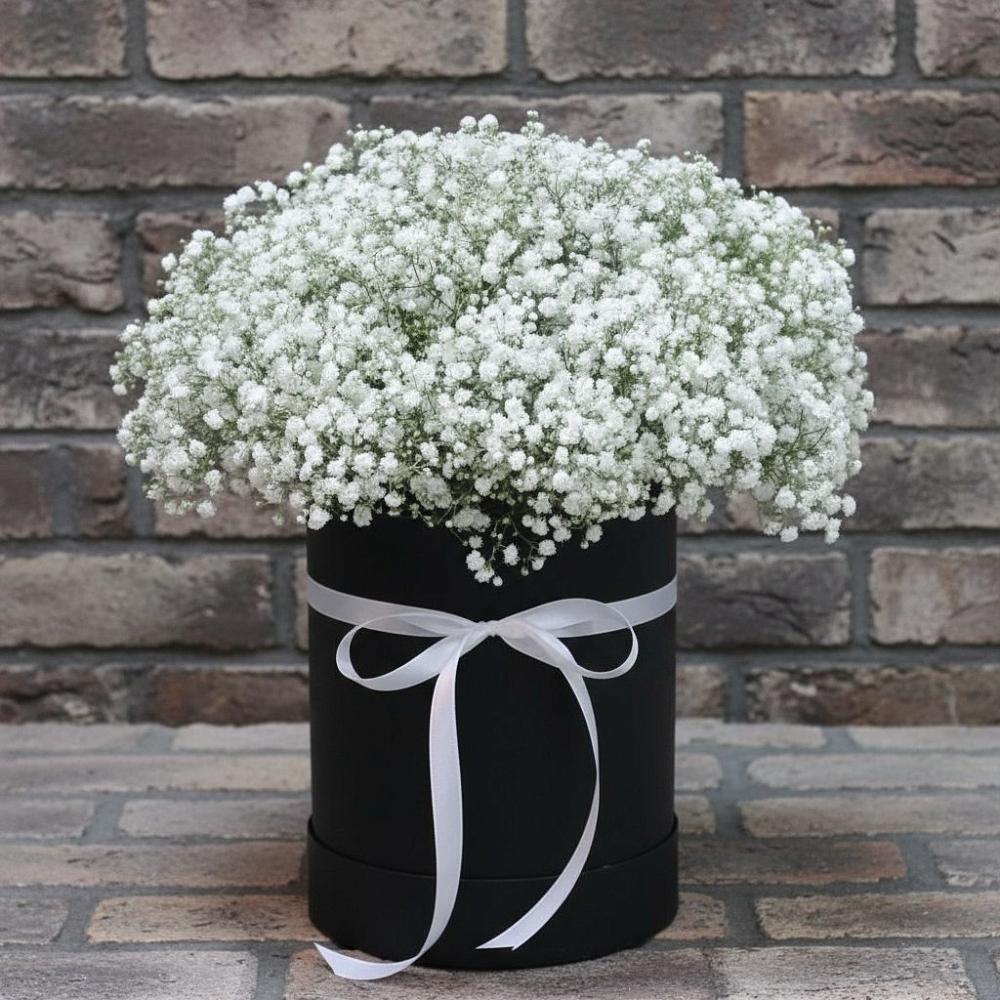 Цветочная композиция из Гипсофила в шляпной коробке в Баргузине