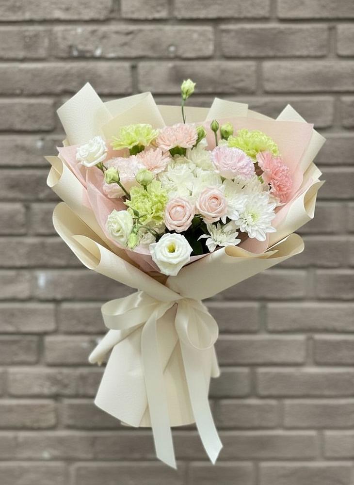 Букет цветов из: Гвоздики, Розы, Лизиантусы и Хризантемы в Баргузине