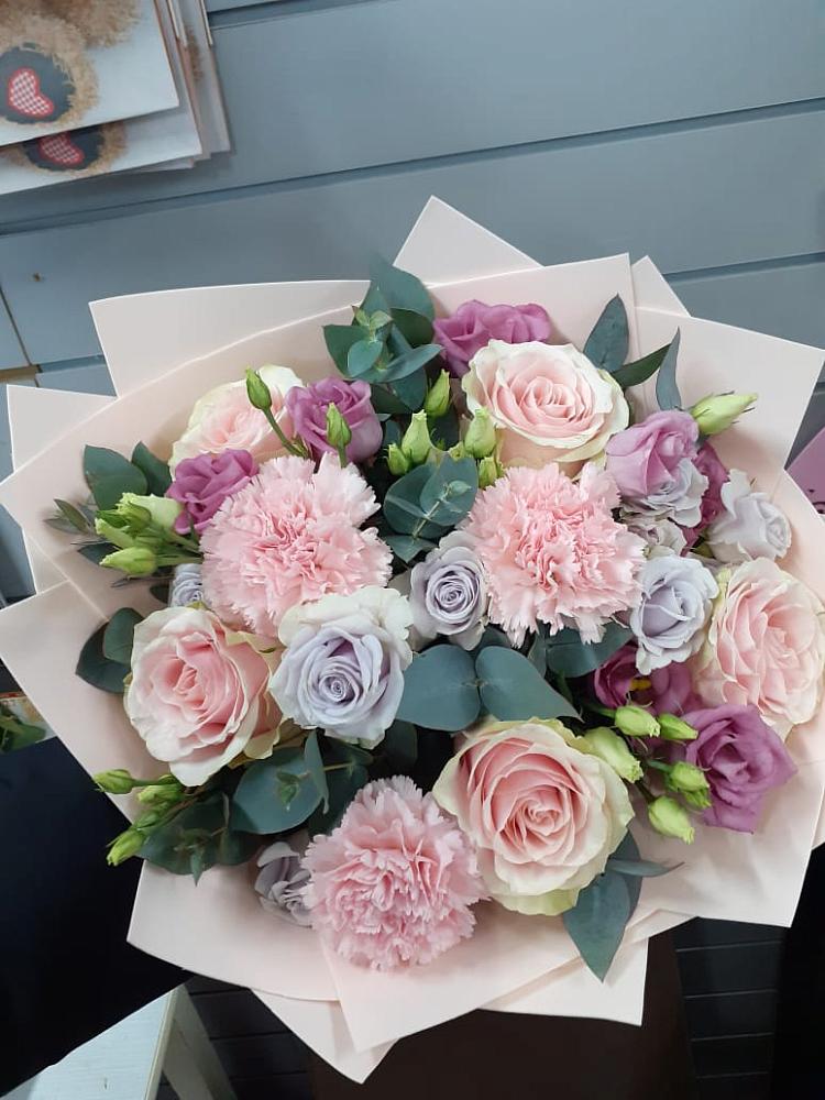 Букет цветов из: Розы, Гвоздики и Лизиантусы в Баргузине